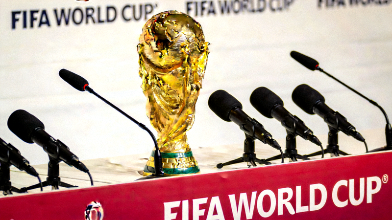 世界杯官方新闻发布会现场照片 - 主席台上摆放着世界杯奖杯与话筒